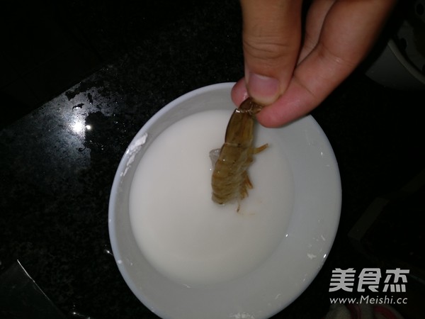 香脆凤尾虾的做法步骤:3