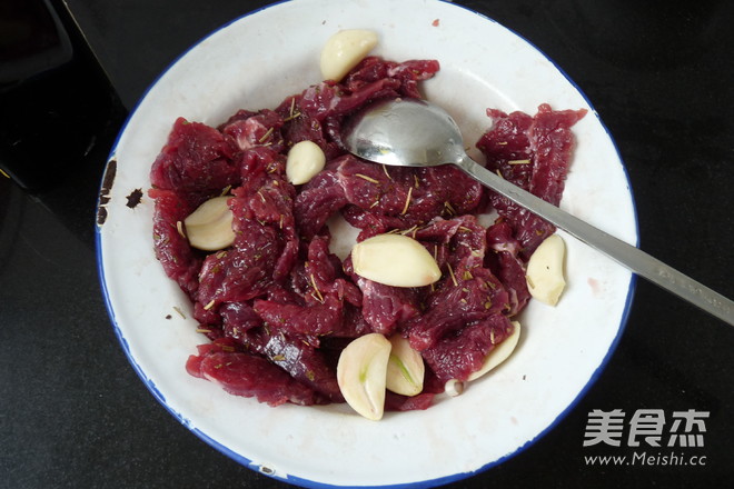 BBQ:迷迭香烤牛肉的做法步骤:2
