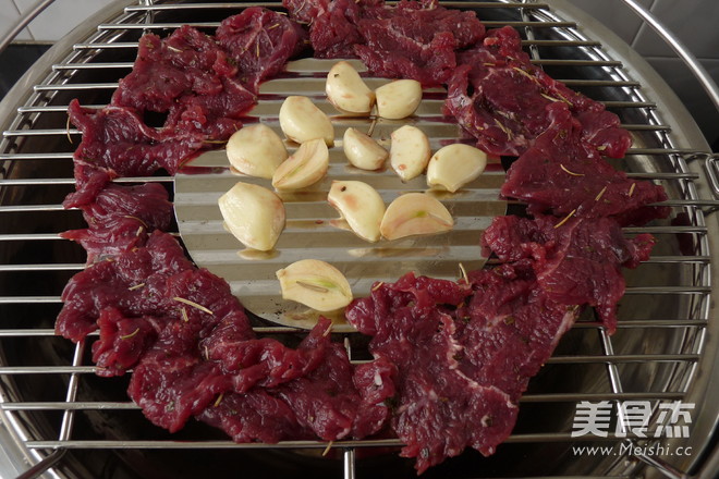 BBQ:迷迭香烤牛肉的做法步骤:4