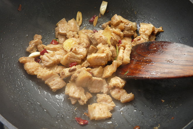 白菜回锅肉的做法步骤:7