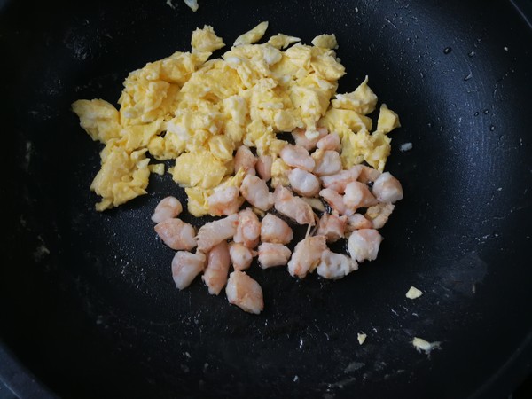 西红柿虾仁蛋炒饭的做法步骤:2