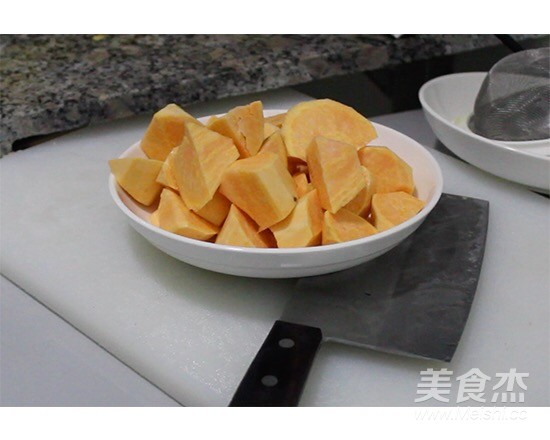 拔丝地瓜的做法步骤：1