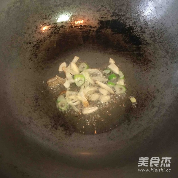 尖椒干豆腐的做法步骤：2