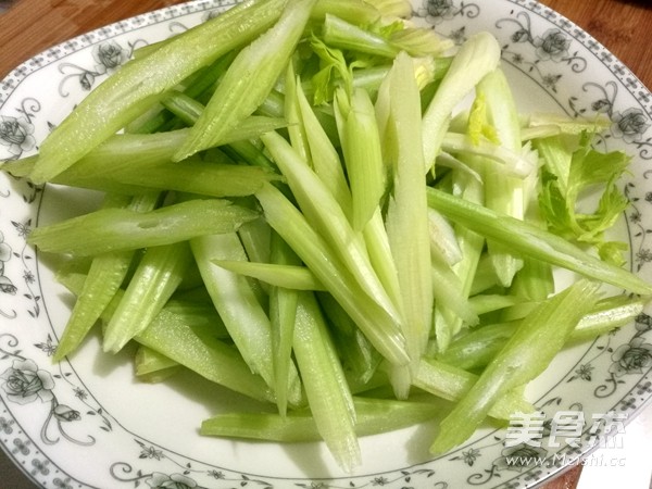 芹菜炒豆腐的做法步骤：1