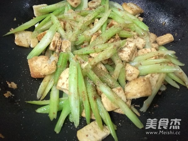 芹菜炒豆腐的做法步骤：6