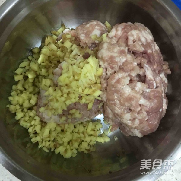 红烧狮子头的做法步骤：1