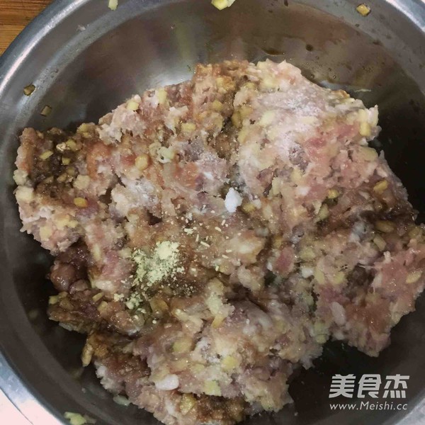 红烧狮子头的做法步骤:2