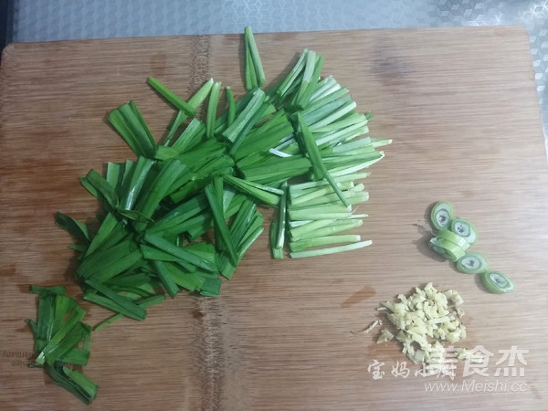 黄豆芽炒韭菜的做法步骤：3