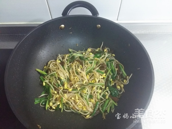 黄豆芽炒韭菜的做法步骤：8