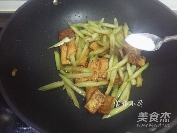 芹菜炒豆腐的做法步骤：6