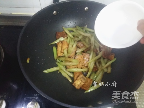 芹菜炒豆腐的做法步骤：7