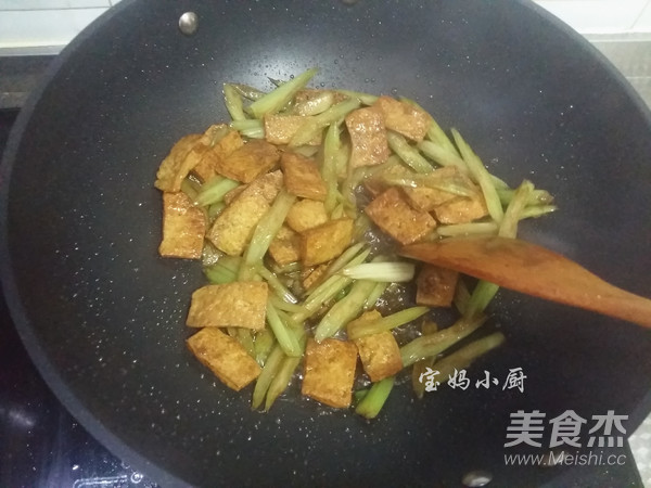 芹菜炒豆腐的做法步骤：8