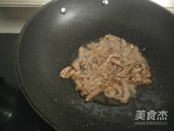 大白菜肉丝炒韭菜的做法步骤：3