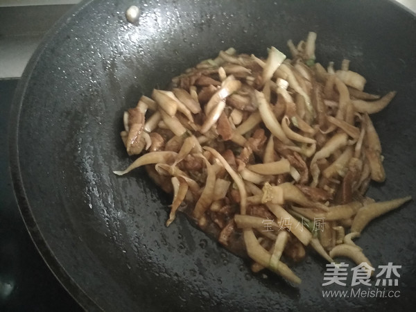 大白菜肉丝炒韭菜的做法步骤：4