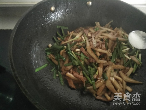 大白菜肉丝炒韭菜的做法步骤：5