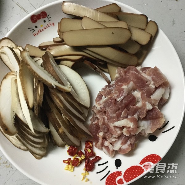 芹菜肉片炒鸡蛋干的做法步骤：1