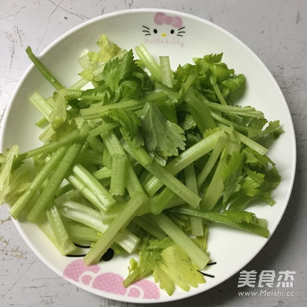 芹菜肉片炒鸡蛋干的做法步骤：2