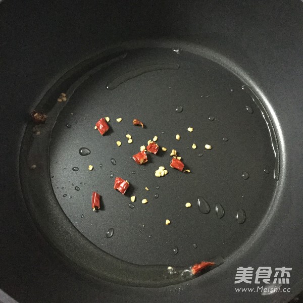 芹菜肉片炒鸡蛋干的做法步骤：3