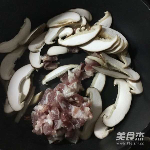 芹菜肉片炒鸡蛋干的做法步骤：4