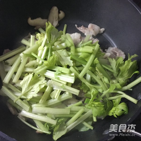 芹菜肉片炒鸡蛋干的做法步骤：5