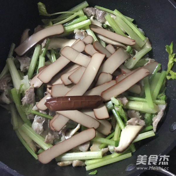 芹菜肉片炒鸡蛋干的做法步骤：6