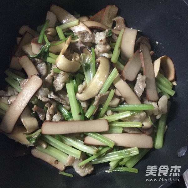 芹菜肉片炒鸡蛋干的做法步骤：7