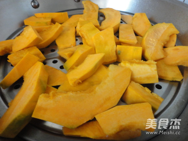 南瓜胡萝卜肉包子的做法步骤：1