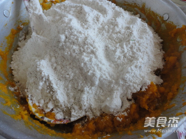 南瓜胡萝卜肉包子的做法步骤：2