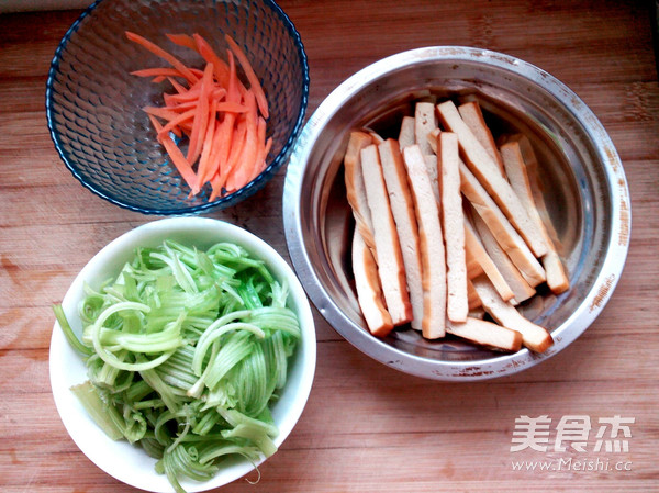 芹菜炒豆干的做法步骤：1