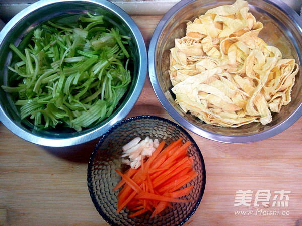 芹菜炒豆皮的做法步骤：1