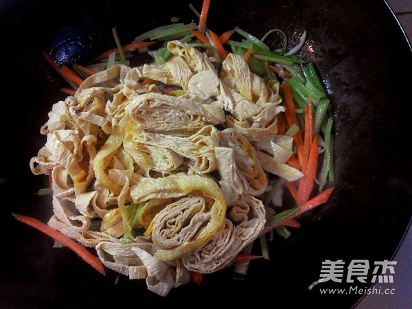 芹菜炒豆皮的做法步骤:5