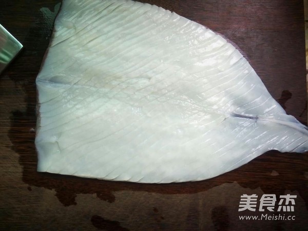 洋葱鱿鱼花的做法步骤:3