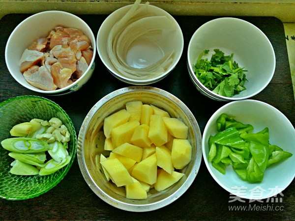 土豆鸡肉炖粉条的做法步骤：1