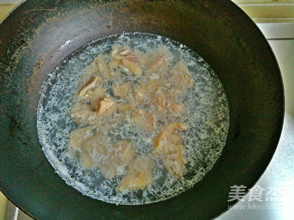 土豆鸡肉炖粉条的做法步骤:2