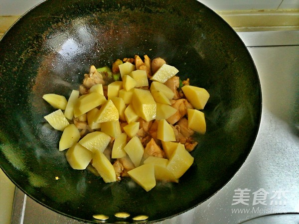 土豆鸡肉炖粉条的做法步骤:8