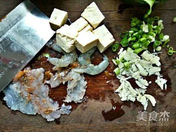 小白菜虾泥豆腐丸子汤的做法步骤：1