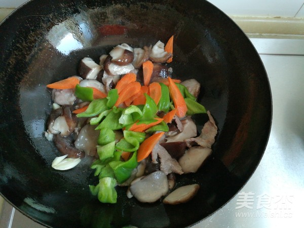 香菇炒肉的做法步骤:5
