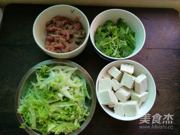 牛肉白菜豆腐汤的做法步骤：1