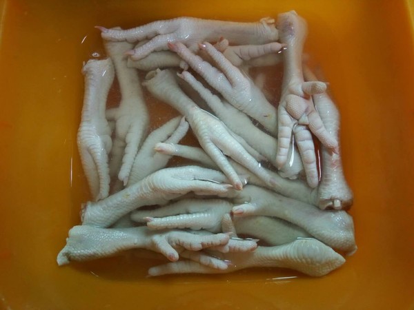 酱香鸡爪子的做法步骤：1