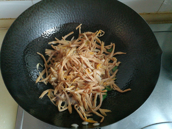 黄花菜炖排骨的做法步骤:4