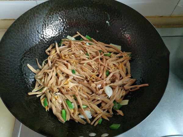 黄花菜炖排骨的做法步骤:5