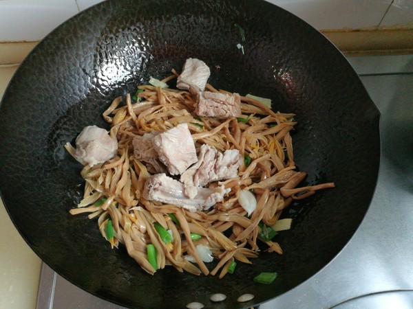 黄花菜炖排骨的做法步骤:6