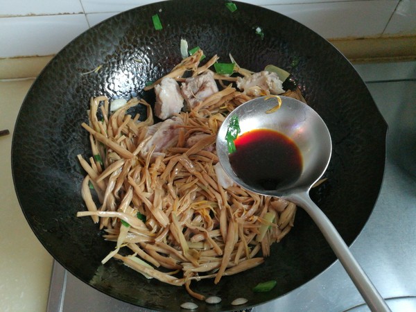 黄花菜炖排骨的做法步骤:7