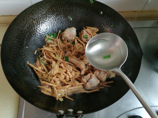 黄花菜炖排骨的做法步骤:8