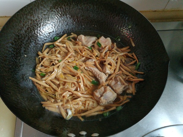黄花菜炖排骨的做法步骤:9