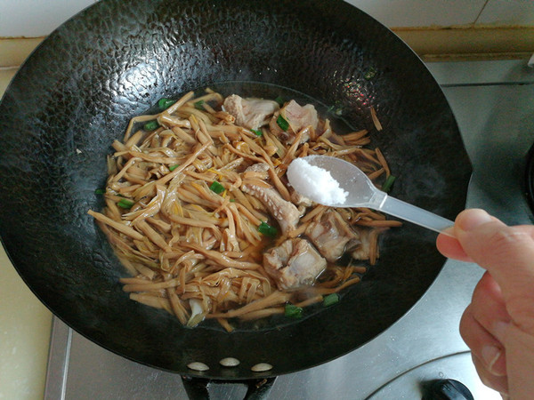 黄花菜炖排骨的做法步骤:10