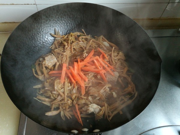 黄花菜炖排骨的做法步骤:12