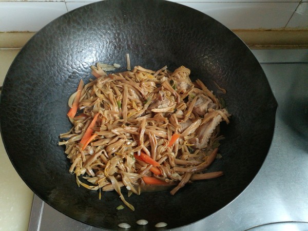黄花菜炖排骨的做法步骤:13