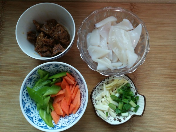 鱿鱼烩烤麸的做法步骤：1