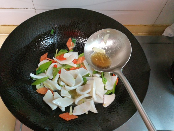 鱿鱼烩烤麸的做法步骤:5